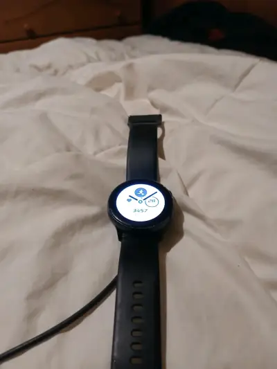 Reloj inteligente deportivo con correa negra - miniatura 1