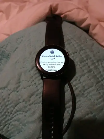 Reloj inteligente deportivo con correa negra - miniatura 3