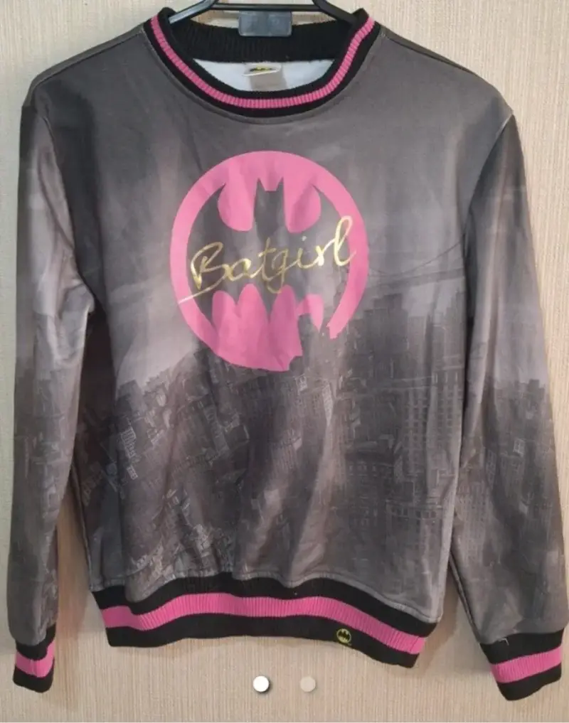 Polerón Batgirl gris con diseño urbano