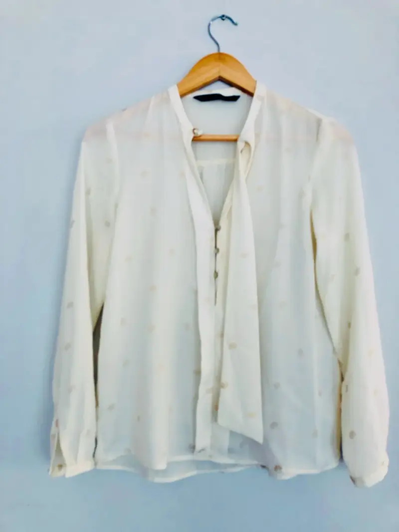 Blusa Mango talla xs blanca con lazo - 1