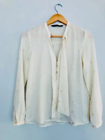 Blusa Mango talla xs blanca con lazo - miniatura 1