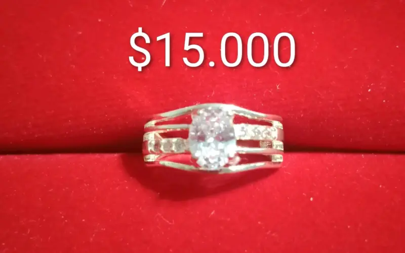 Anillo de plata con circonitas brillante