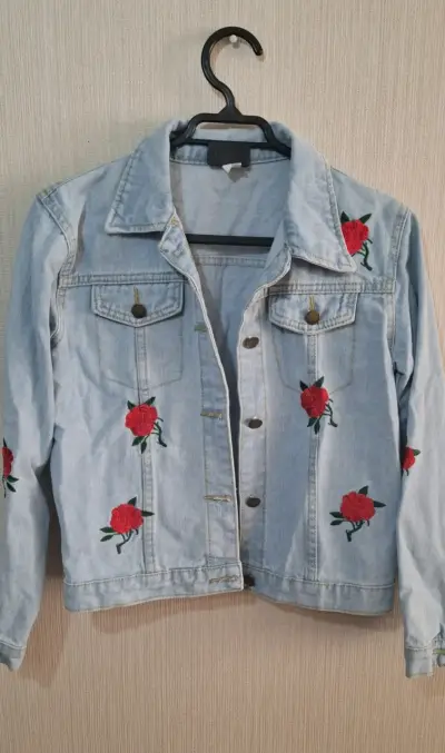Chaqueta de mezclilla con bordado floral - miniatura 1