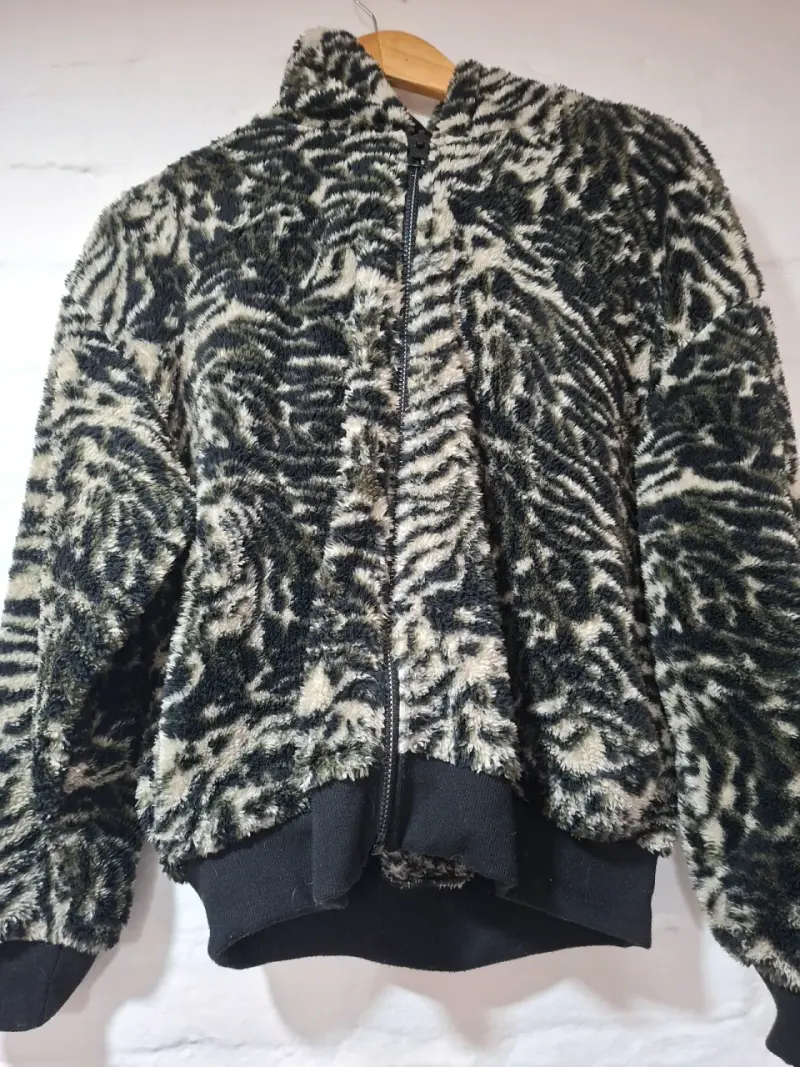 Chaqueta de felpa con estampado animal