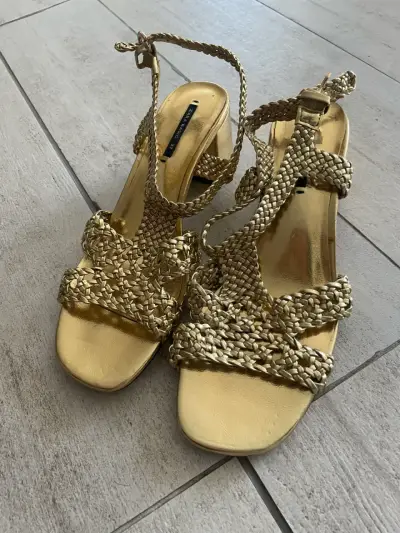 Sandalias doradas Zara talla 36 con taco - miniatura 1