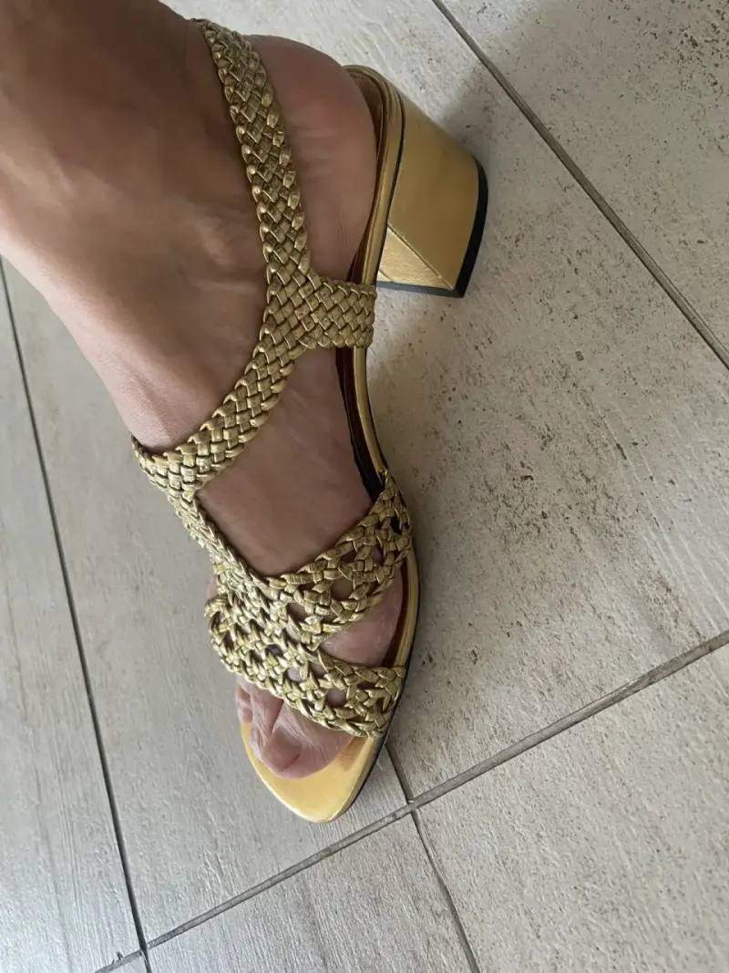 Sandalias doradas Zara talla 36 con taco - 2