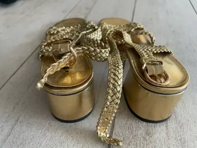 Sandalias doradas Zara talla 36 con taco - miniatura 3