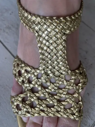 Sandalias doradas Zara talla 36 con taco - miniatura 4