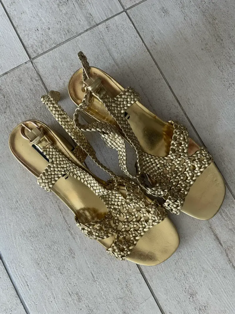 Sandalias doradas Zara talla 36 con taco - 5