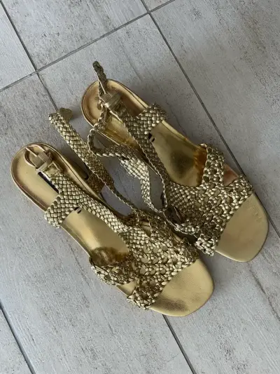 Sandalias doradas Zara talla 36 con taco - miniatura 5