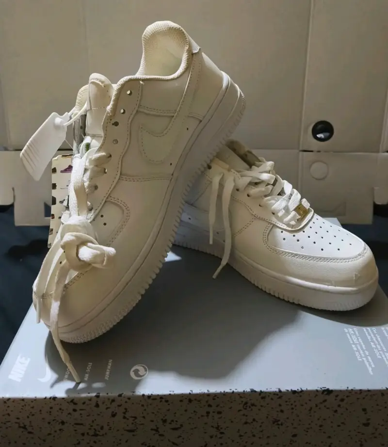 Zapatillas Nike blancas clásicas - 1