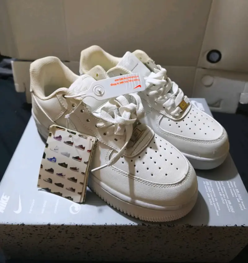 Zapatillas Nike blancas clásicas - 2