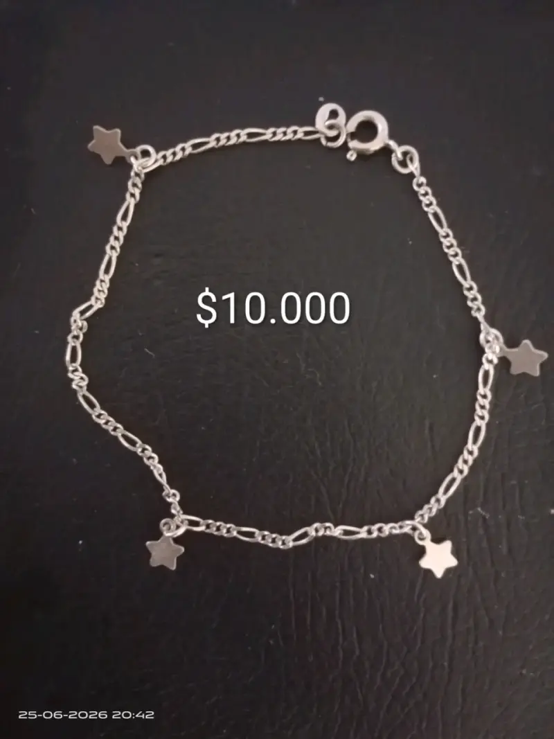 Pulseras de plata con dijes.