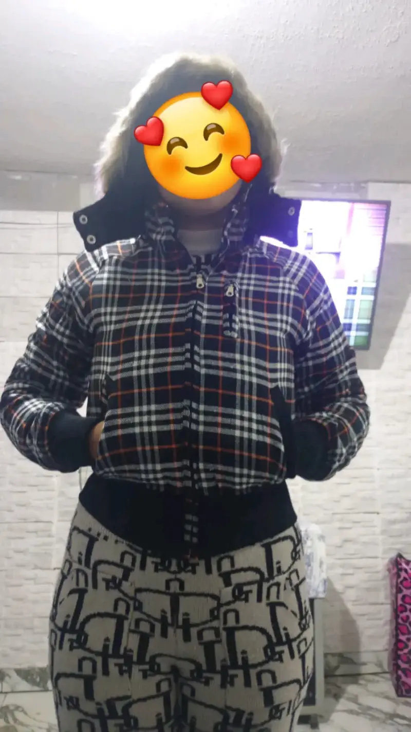 Chaqueta de cuadros con capucha de piel sintética - 1