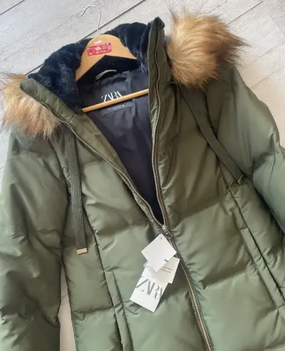 Parka  Zara xs nueva con etiqueta y capucha - miniatura 2