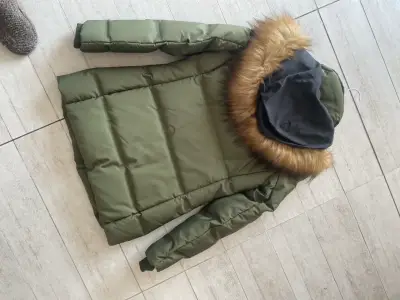 Parka  Zara xs nueva con etiqueta y capucha - miniatura 3