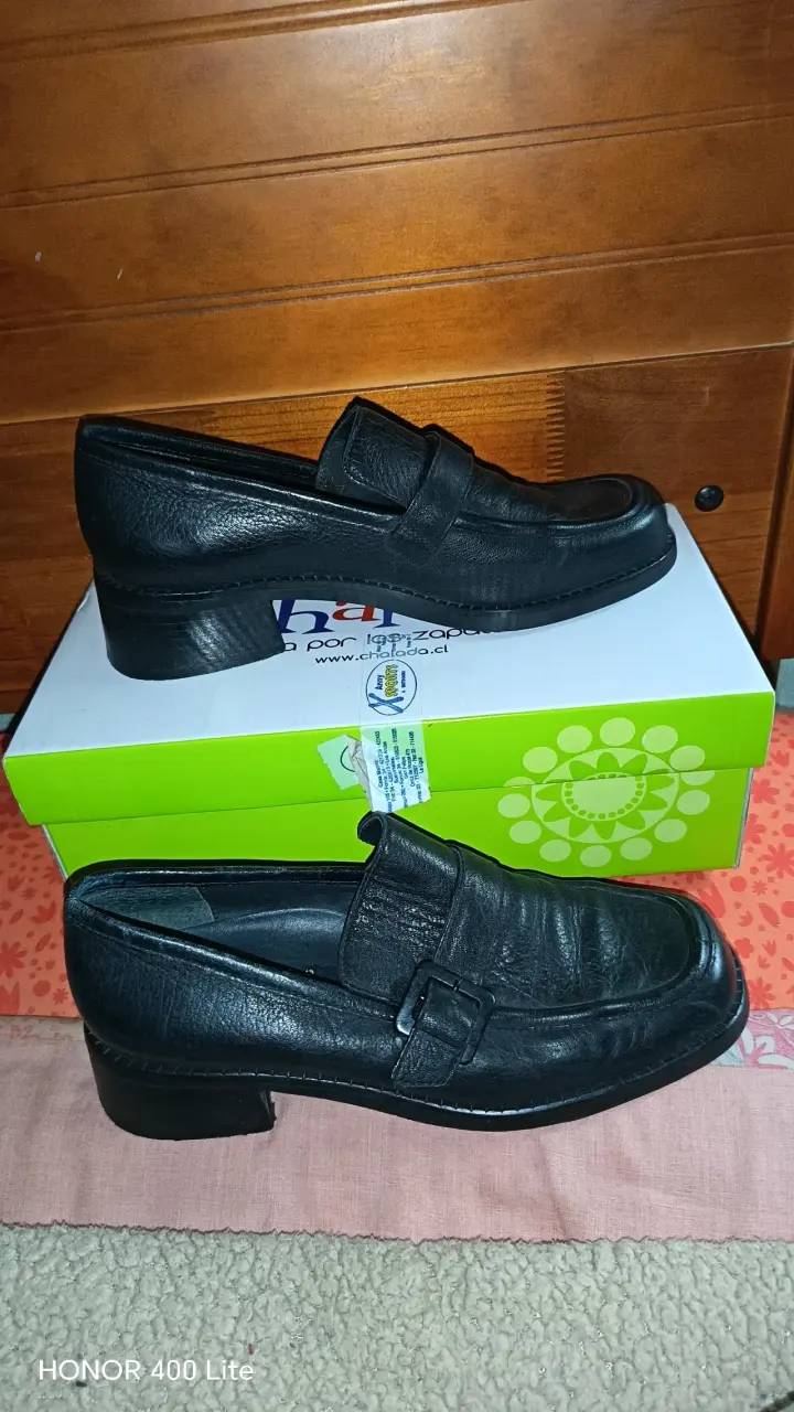 Zapatos de cuero negro con tacón bajo - 1