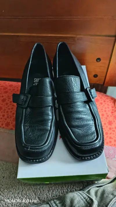 Zapatos de cuero negro con tacón bajo - miniatura 2