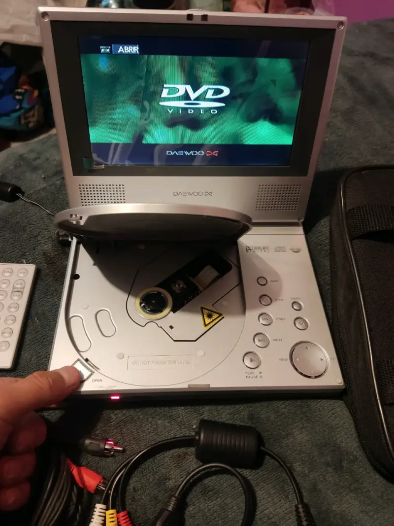 Reproductor de DVD portátil Daewoo con control remoto - 2