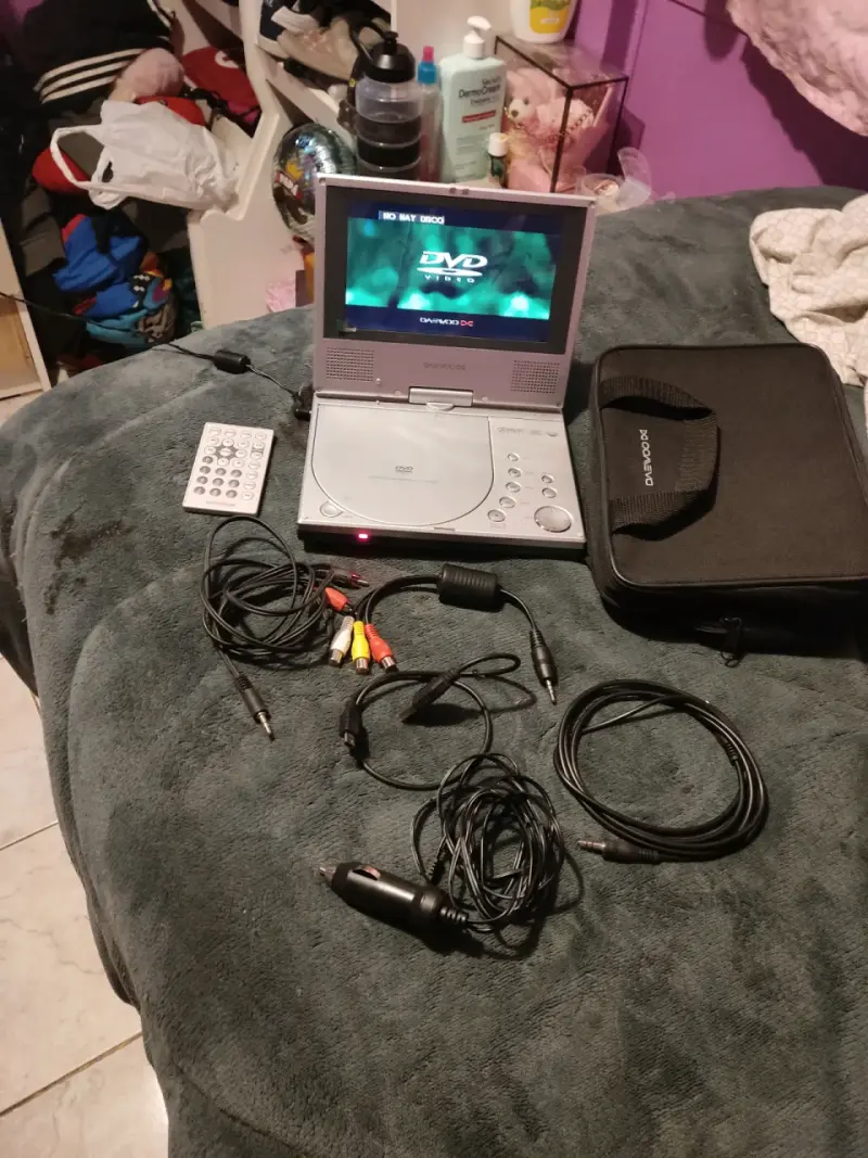 Reproductor de DVD portátil Daewoo con control remoto - 3