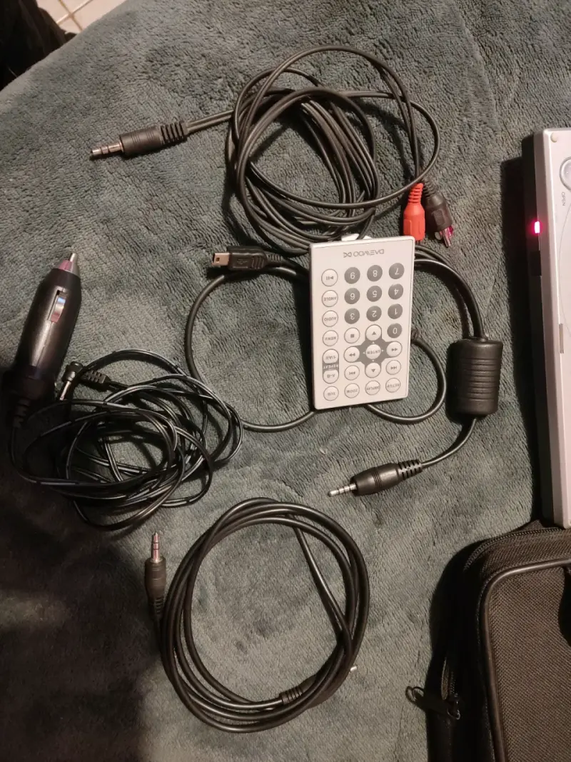 Reproductor de DVD portátil Daewoo con control remoto - 4