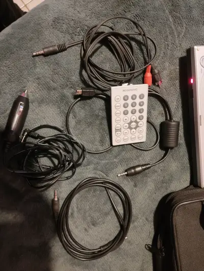 Reproductor de DVD portátil Daewoo con control remoto - miniatura 4