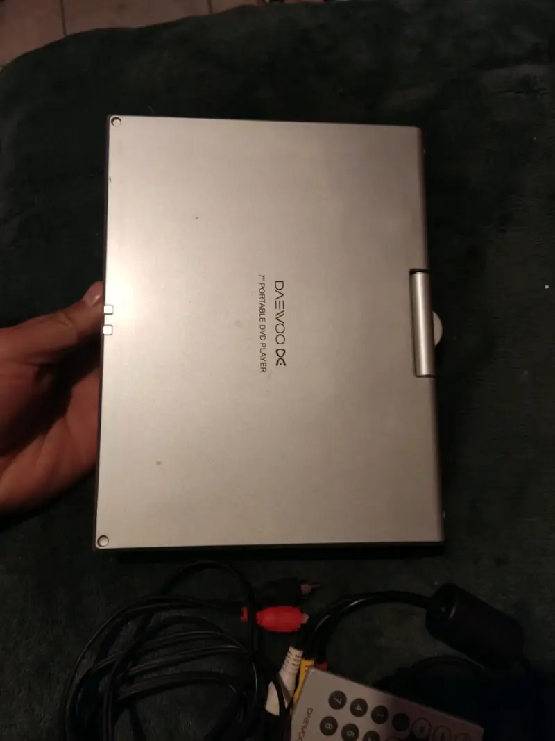Reproductor de DVD portátil Daewoo con control remoto - 6