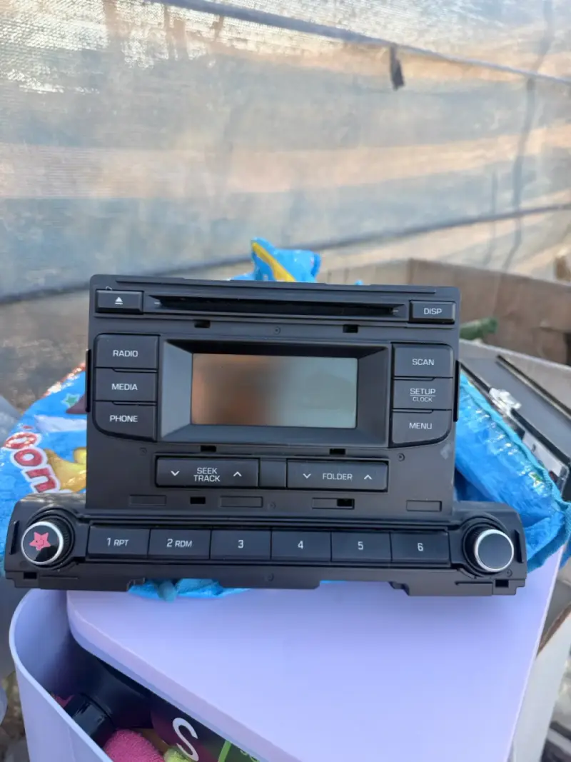 Radio de auto con CD y pantalla LCD - 1