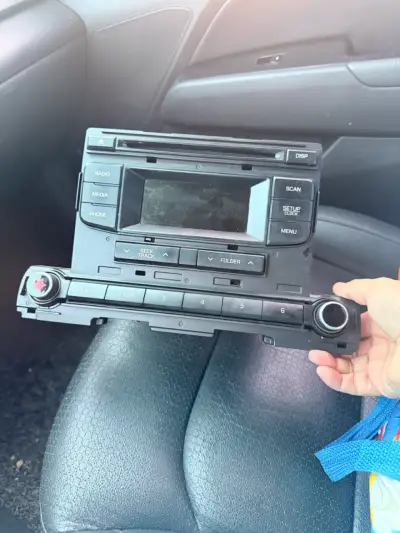 Radio de auto con CD y pantalla LCD - miniatura 2