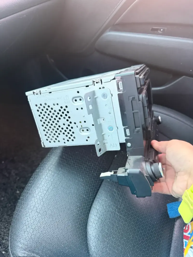 Radio de auto con CD y pantalla LCD - 3