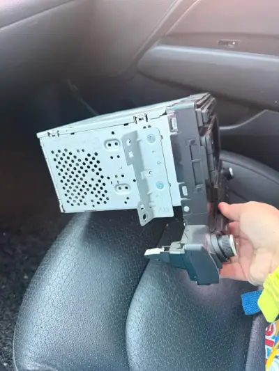 Radio de auto con CD y pantalla LCD - miniatura 3