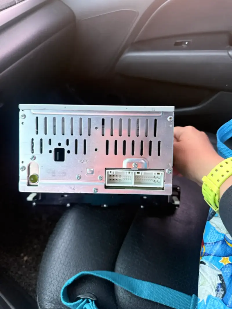 Radio de auto con CD y pantalla LCD - 5
