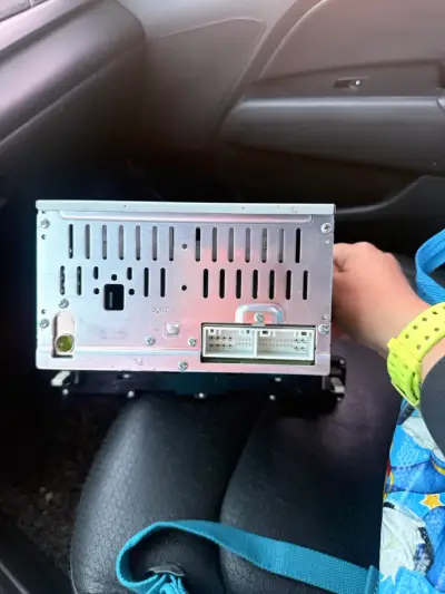 Radio de auto con CD y pantalla LCD - miniatura 5