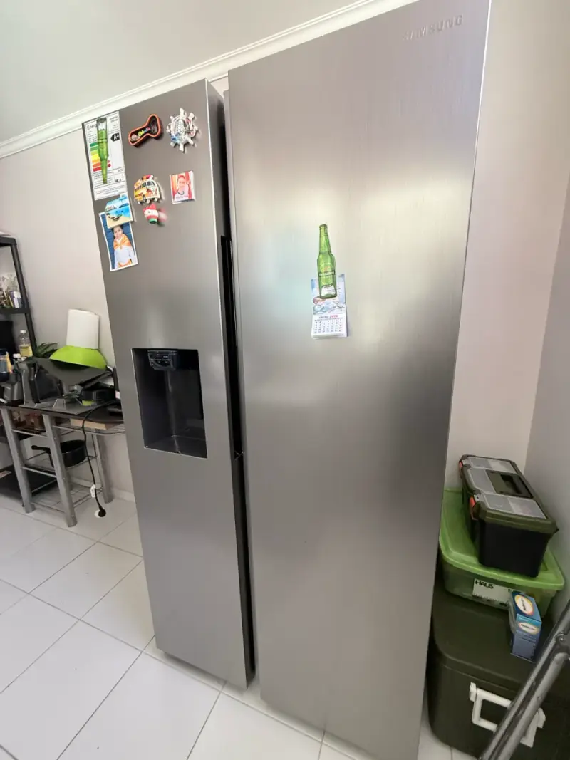 Refrigerador Samsung de acero inoxidable con dispensador - 1