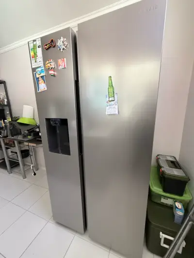 Refrigerador Samsung de acero inoxidable con dispensador - miniatura 1