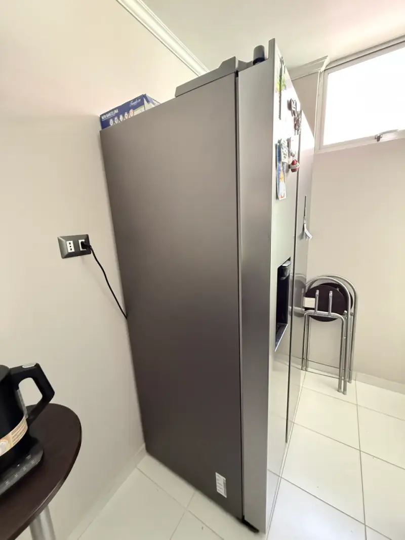 Refrigerador Samsung de acero inoxidable con dispensador - 2