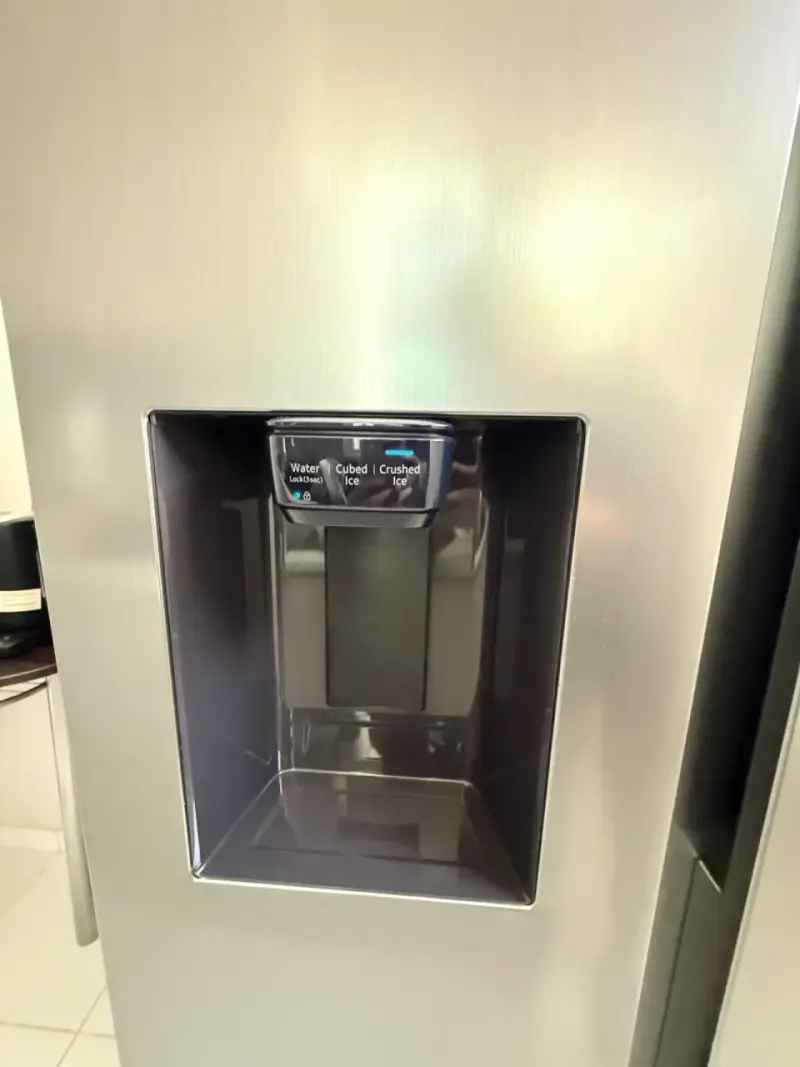 Refrigerador Samsung de acero inoxidable con dispensador - 3