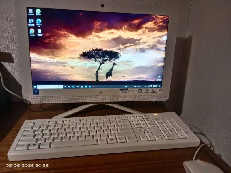 PC All in One HP con teclado y mouse - 2