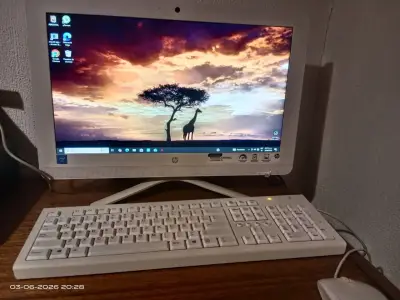 PC All in One HP con teclado y mouse - miniatura 2