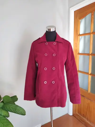 Abrigo rojo de mujer con doble botonadura - miniatura 1