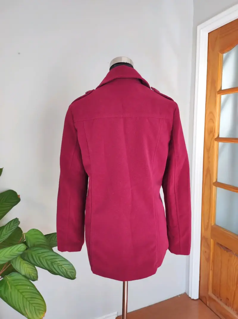 Abrigo rojo de mujer con doble botonadura - 3