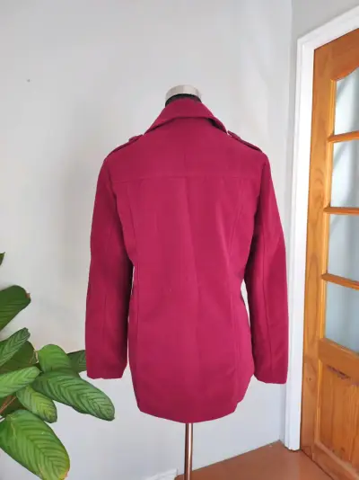 Abrigo rojo de mujer con doble botonadura - miniatura 3