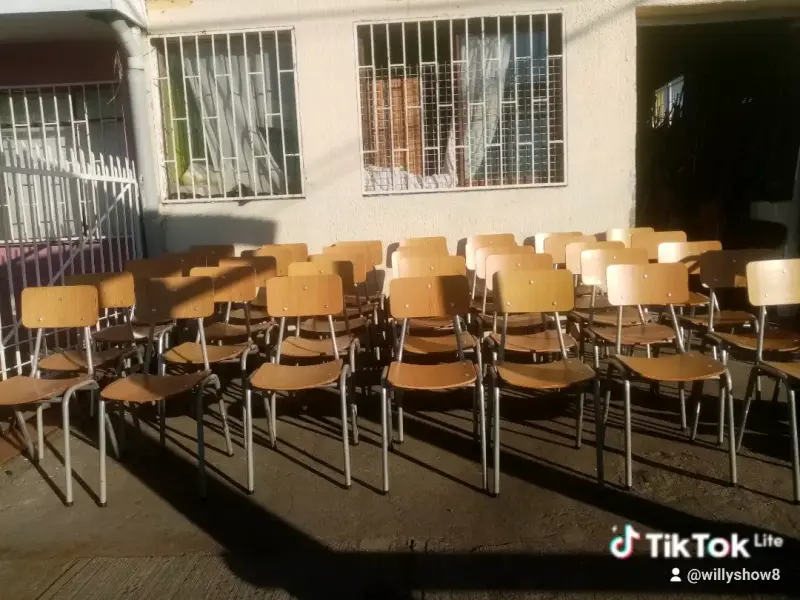 Lote de sillas escolares de madera y metal - 1