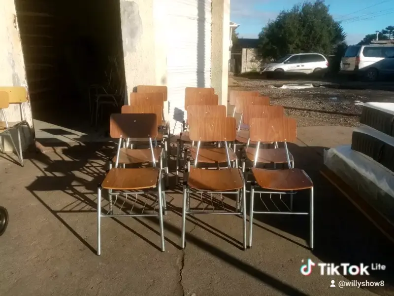 Lote de sillas escolares de madera y metal - 2