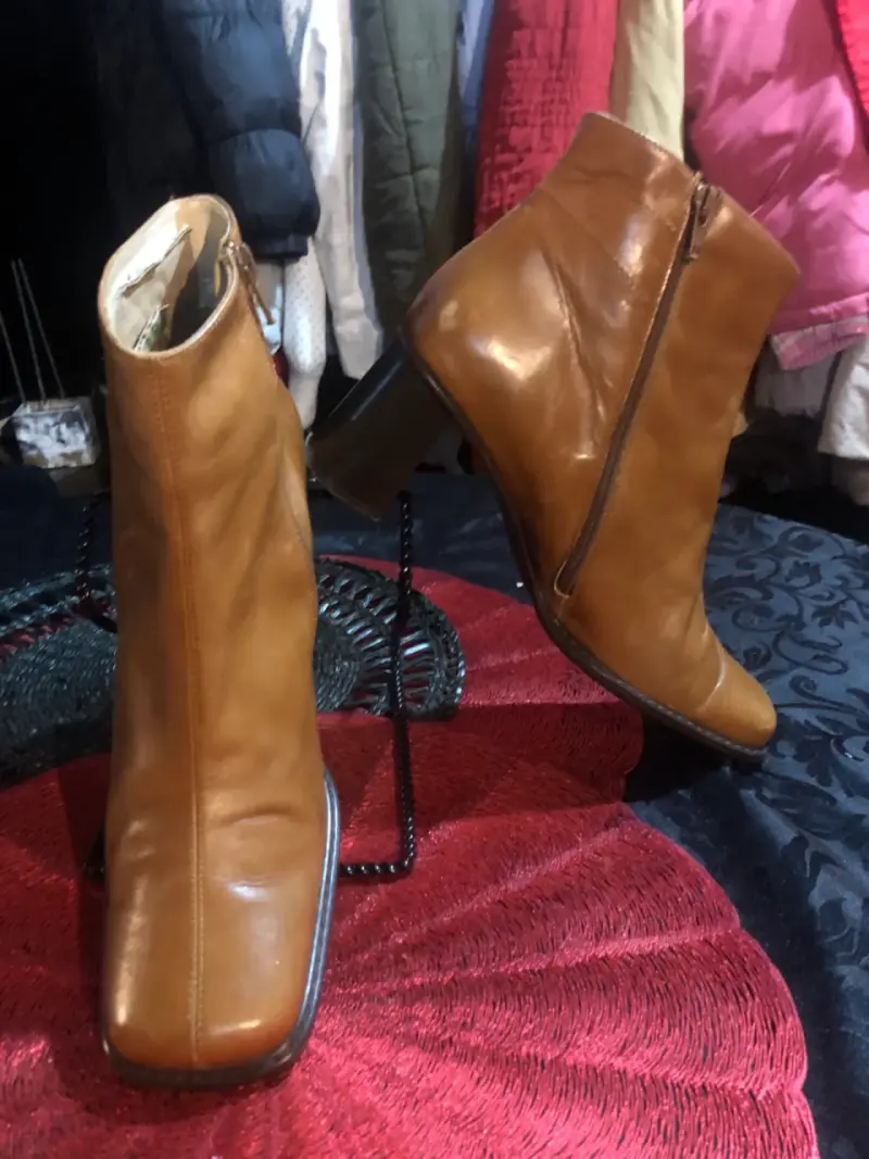 Botines de cuero marrón con tacón - 1