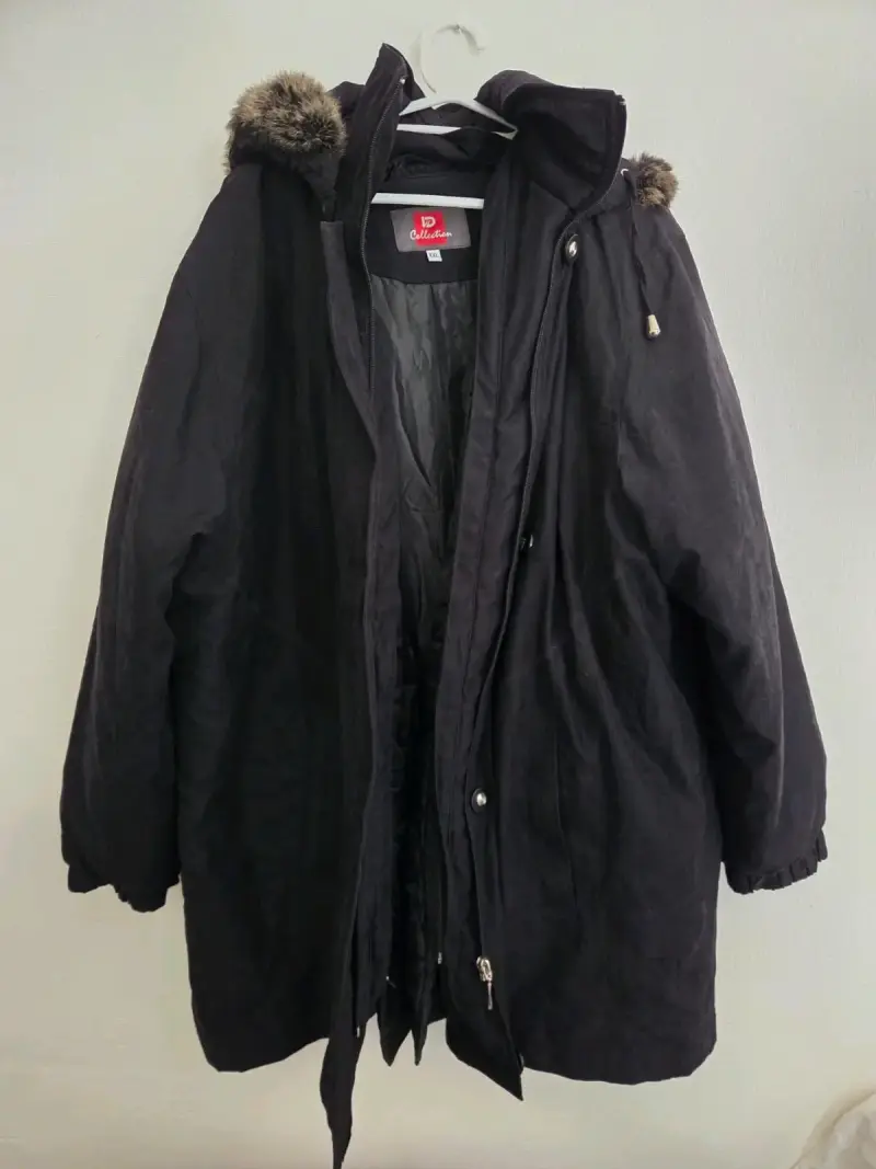 Abrigo negro con capucha y detalles de piel - 1