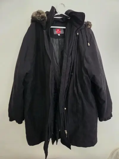 Abrigo negro con capucha y detalles de piel - miniatura 1
