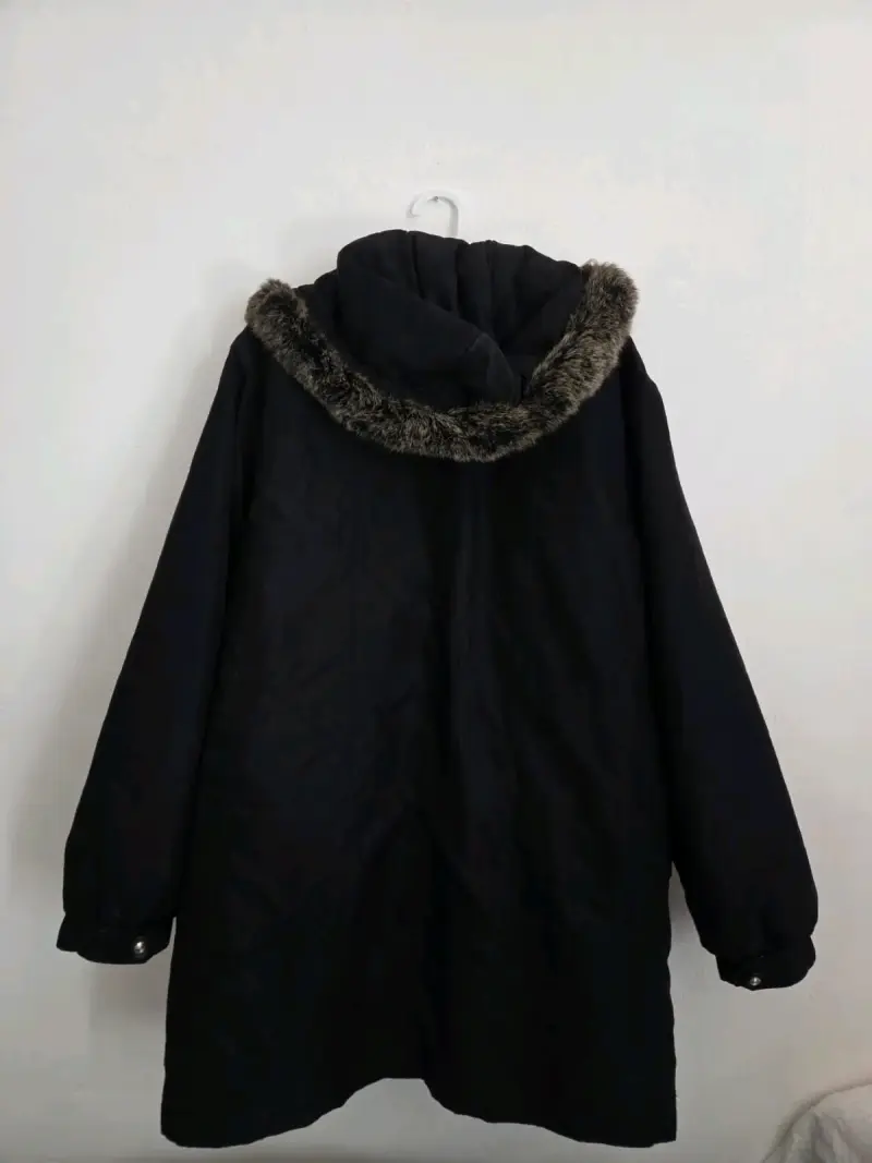 Abrigo negro con capucha y detalles de piel - 2