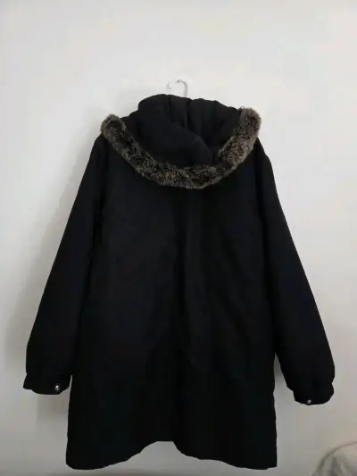 Abrigo negro con capucha y detalles de piel - miniatura 2