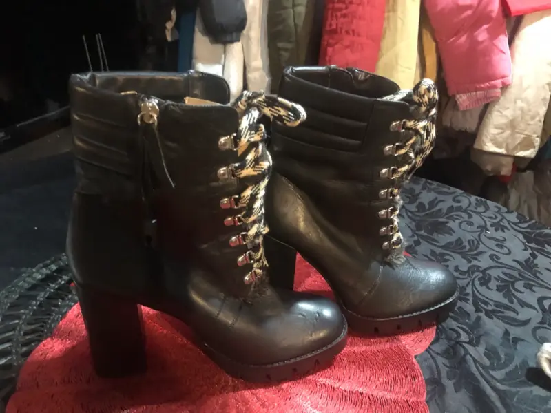 Botines de cuero negro con tacón alto - 1